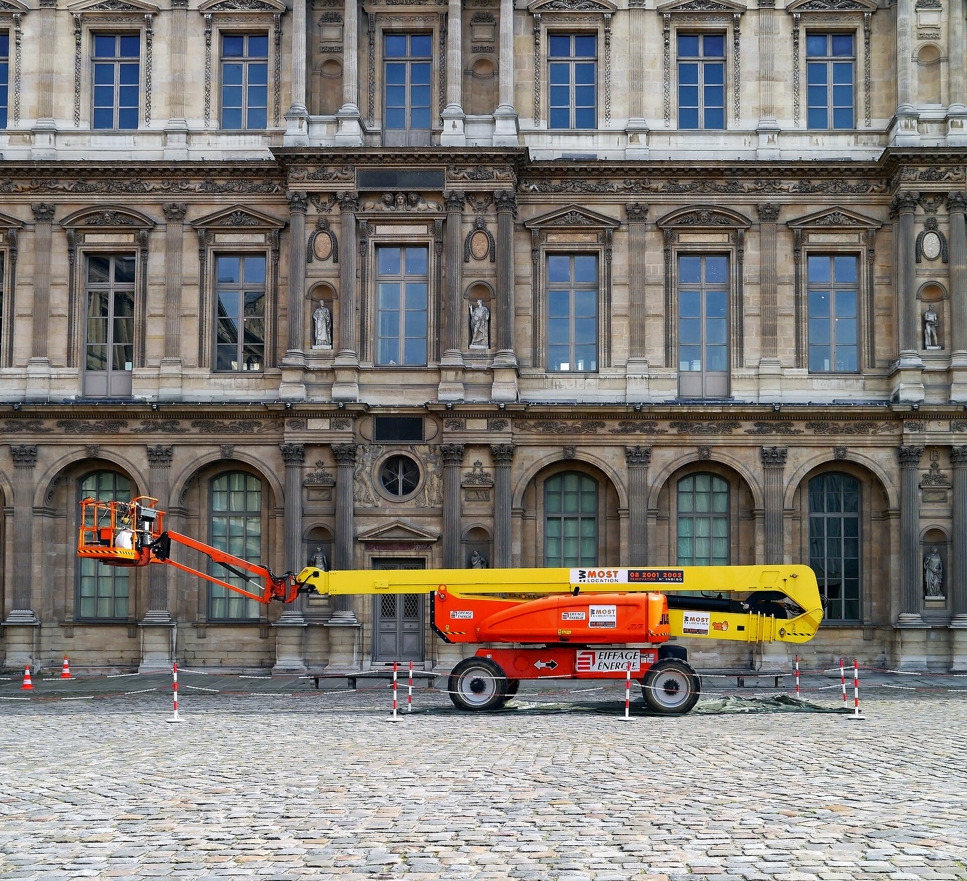 Arbeitsbühne bei Fassadenarbeiten