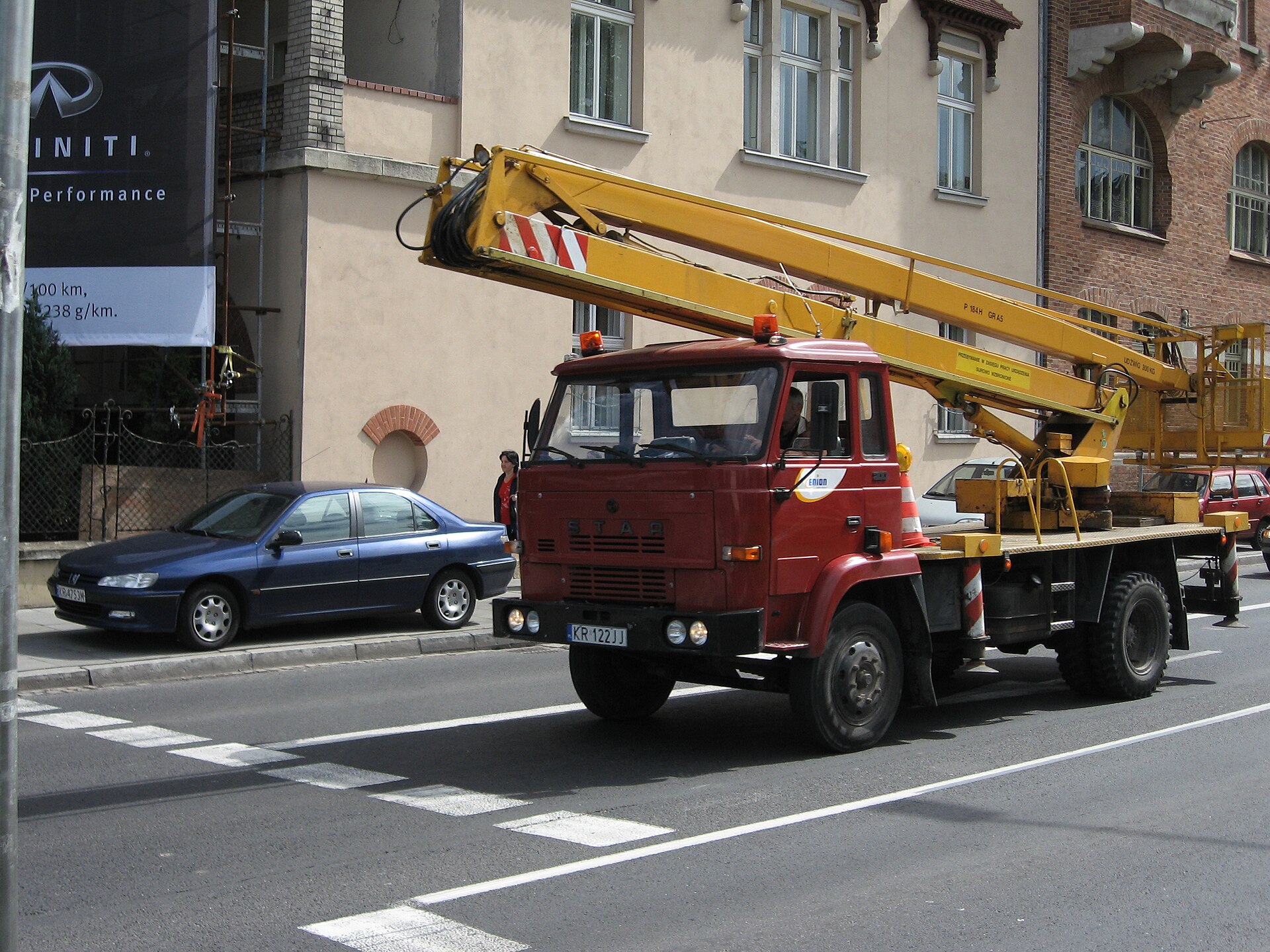 Arbeitsbühne bei kommunalen Arbeiten