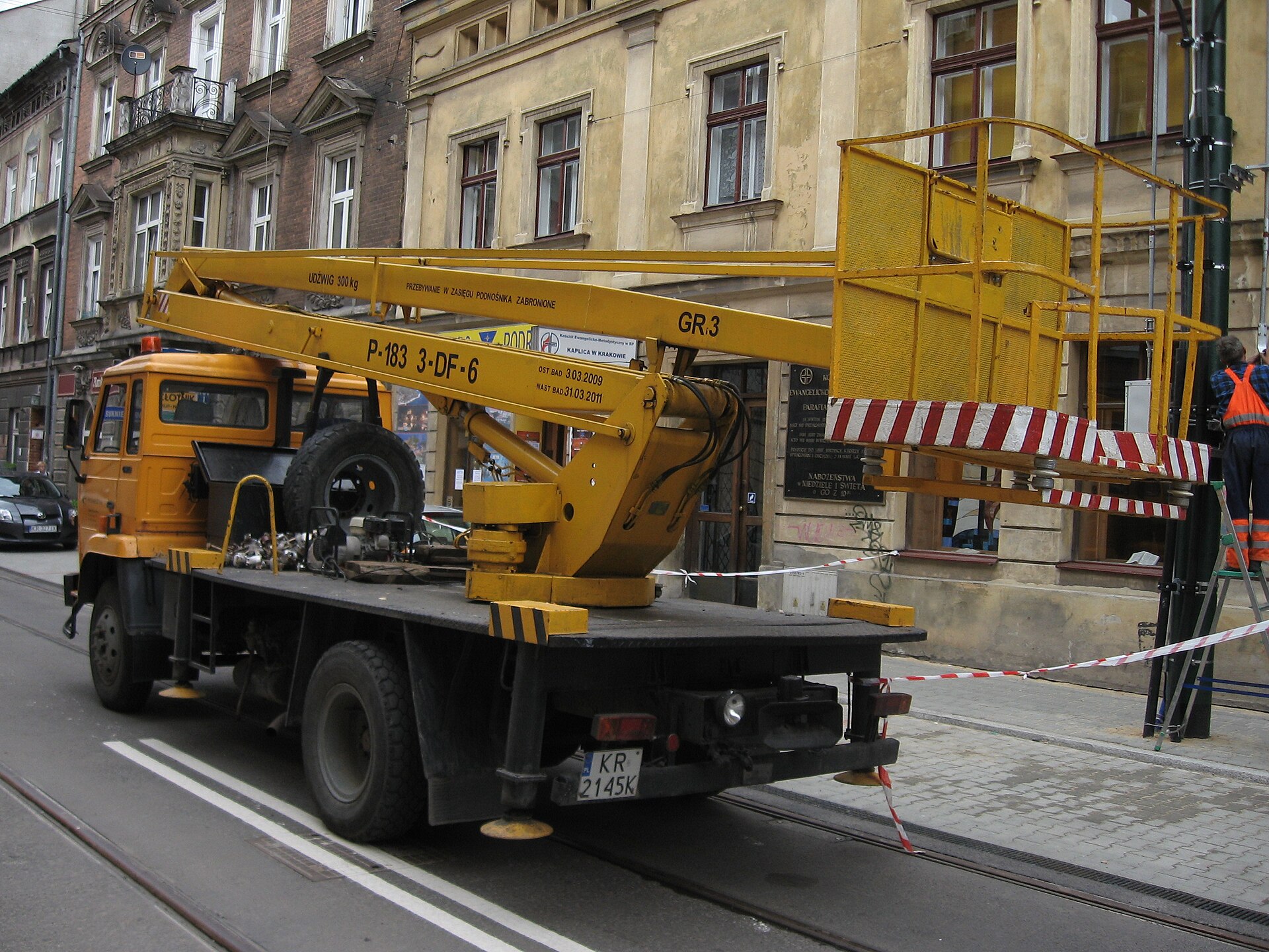 Arbeitsbühne für Dach- und Gebäudeservice